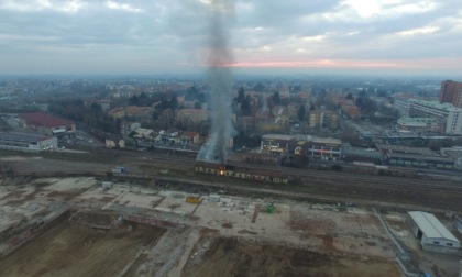 Ancora fiamme all'ex scalo ferroviario di Pavia, secondo incendio in due giorni