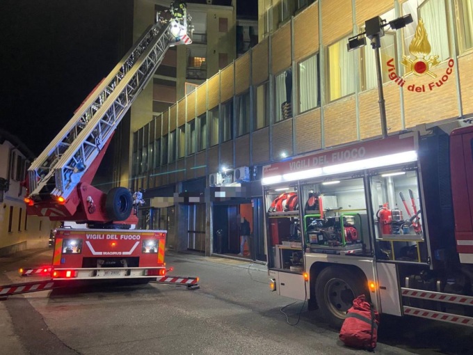 Incendio all’Hotel Ducale di Vigevano: 20 ospiti evacuati, quattro intossicati