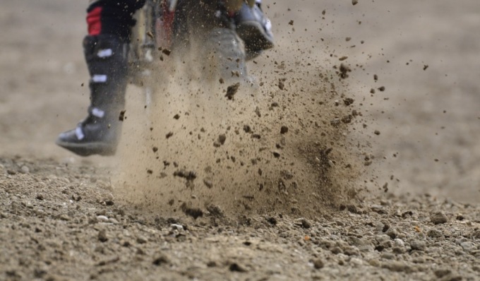 Tragedia nell’area golenale del Po, motociclista 59enne muore colpito da un infarto