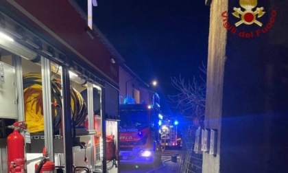 Incendio appartamento a Vigevano, le fiamme dal garage raggiungono l'abitazione