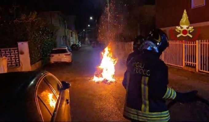 Due feriti da petardi a Mortara a Capodanno: 14enne colpito agli occhi, 26enne al collo