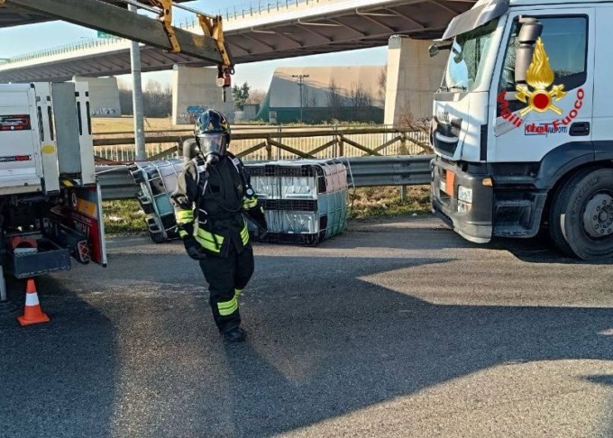 Mezzo pesante perde sostanza chimica, chiuse due provinciali verso Lodi