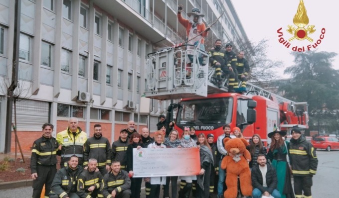 Sorrisi in pediatria, i Vigili del Fuoco portano doni ai piccoli pazienti del San Matteo