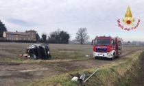 Esce di strada e si ribalta in un campo, 64enne incastrato nell'abitacolo