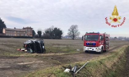 Esce di strada e si ribalta in un campo, 64enne incastrato nell'abitacolo