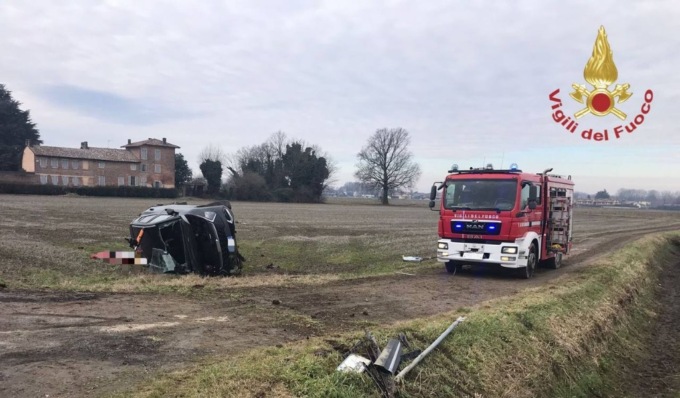 Esce di strada e si ribalta in un campo, 64enne incastrato nell’abitacolo