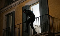 Lo vede che si arrampica sul balcone del vicino e chiama la Polizia, ladro in manette