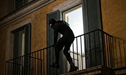 Lo vede che si arrampica sul balcone del vicino e chiama la Polizia, ladro in manette