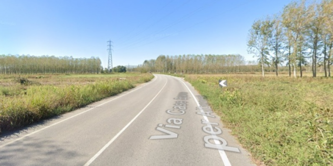 Perde il controllo del veicolo e finisce fuori strada, due feriti in ospedale