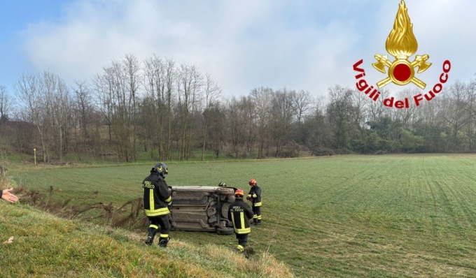 Incidente stradale a Chignolo Po: auto fuori strada, 46enne in ospedale