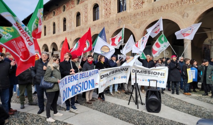 Vigevano in piazza contro il sindaco Ceffa, oltre 200 in corteo per chiedere le sue dimissioni