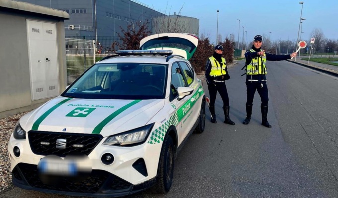 Alla guida di un’auto senza assicurazione non si ferma all’alt, scatta l’inseguimento