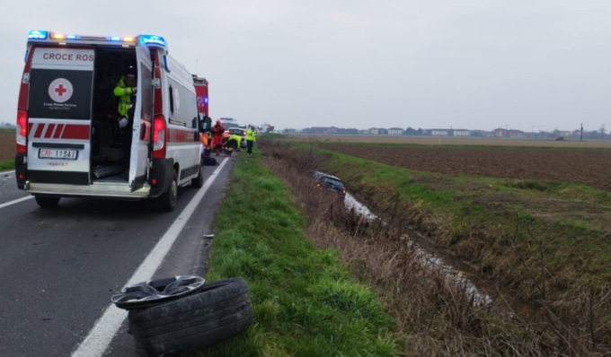 Schianto frontale tra due auto, una finisce in un fossato: feriti un 28enne e una 48enne