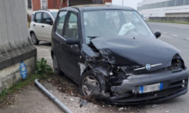 Auto si schianta contro un muretto, 70enne in ospedale