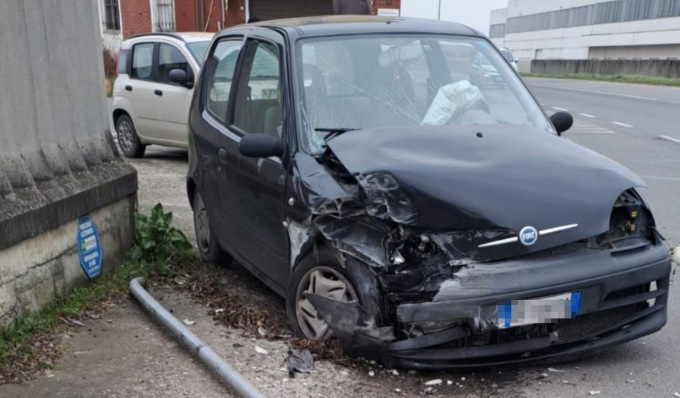 Auto si schianta contro un muretto, 70enne in ospedale
