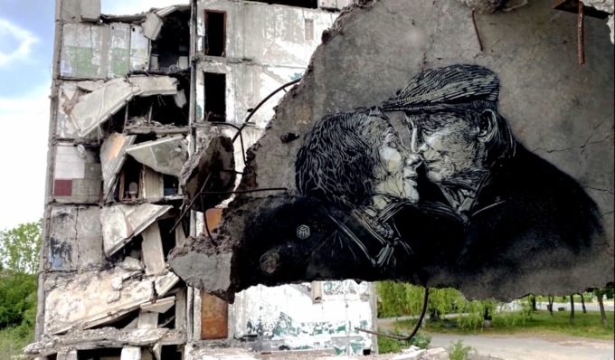 L’arte resiste alla guerra: a Pavia il documentario su Banksy e C215 a Borodyanka