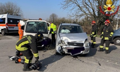 Schianto tra auto e furgoncino, un ferito estratto dall'abitacolo dai Vigili del Fuoco