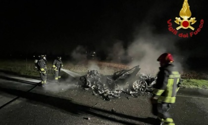 Auto prende fuoco durante la marcia, il conducente vede il fumo e riesce a mettersi in salvo