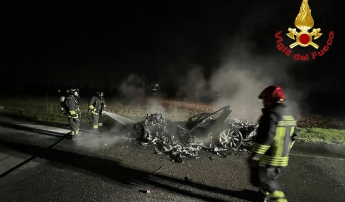 Auto prende fuoco durante la marcia, il conducente vede il fumo e riesce a mettersi in salvo