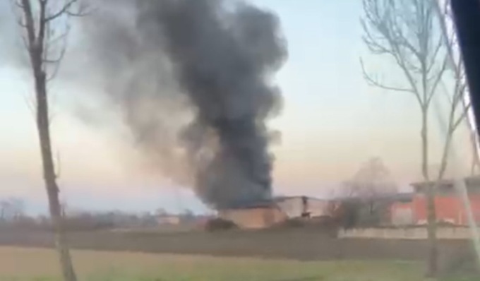 Vasto incendio in area dismessa a Campospinoso, ore di lavoro per domare le fiamme