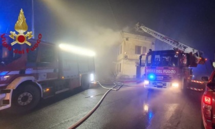 Incendio a Santa Maria della Versa: 10 ore per domare le fiamme, danni ingenti