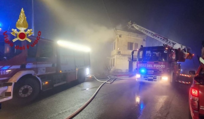 Incendio a Santa Maria della Versa: 10 ore per domare le fiamme, danni ingenti