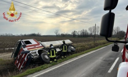 Mezzo pesante esce di strada e si ribalta su un fianco, strada chiusa