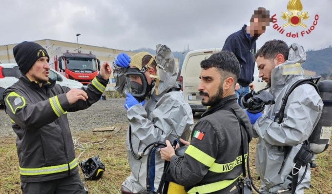 I Vigili del Fuoco salvano un agnellino e una pecora rimasti incastrati in una conduttura fognaria