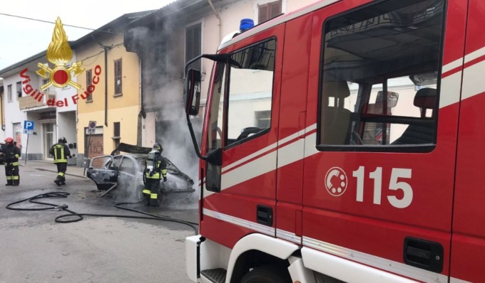 Incendio a Casorate Primo, auto distrutta dalle fiamme