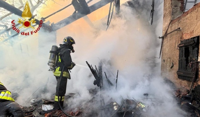 Incendio in cascina disabitata, a Mede arrivano i Vigili del Fuoco