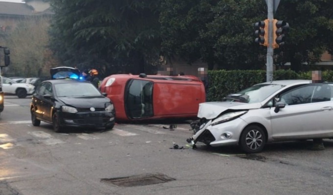 Scontro tra tre auto, una si ribalta: quattro persone ferite in via Lardirago