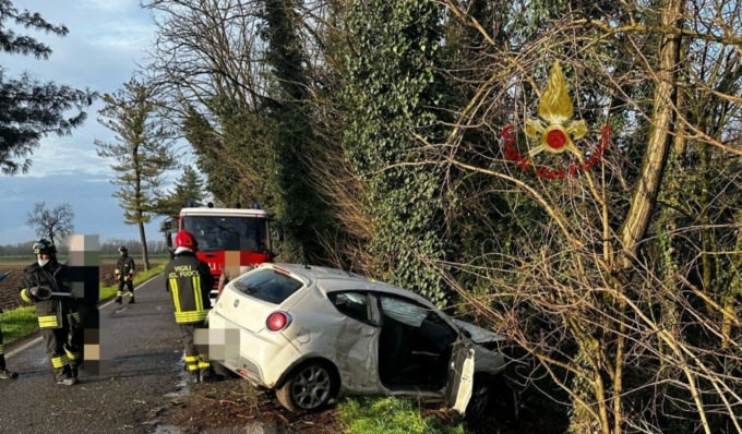 Esce di strada e finisce contro una pianta: 49enne in ospedale, cane salvato dai Vigili del Fuoco