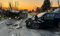 Schianto frontale contro il camioncino dei rifiuti che si ribalta, due feriti