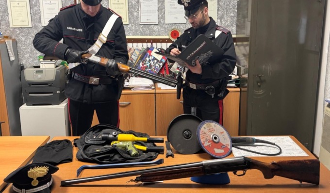 Non si ferma all’alt, preso dopo inseguimento di 10 km: in auto due fucili e arnesi da scasso
