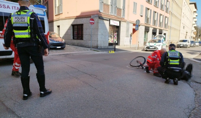 Ciclista investita in via Scopoli, 60enne soccorsa e portata in ospedale