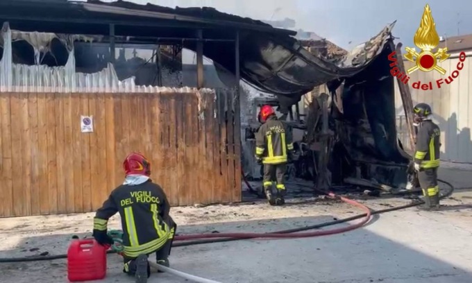 Incendio in capannone agricolo, le fiamme avvolgono anche un trattore