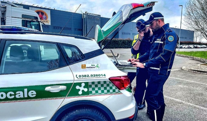 Fermato dalla Polizia Locale, viene trovato senza patente per la terza volta