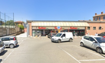 Colpo acrobatico al supermercato, ladri si calano dal tetto e svuotano la cassaforte