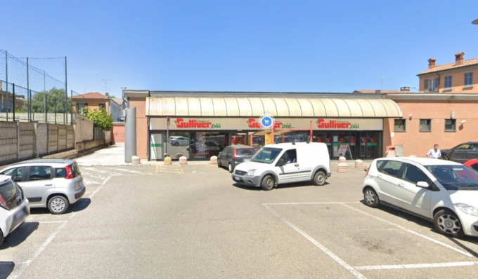 Colpo acrobatico al supermercato, ladri si calano dal tetto e svuotano la cassaforte