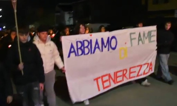 Strangolata dal compagno, in 500 alla fiaccolata per ricordare Sabrina Baldini: “Abbiamo fame di tenerezza”