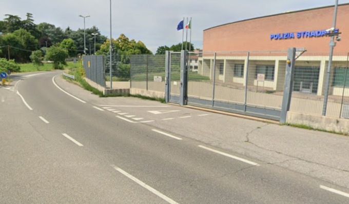 Perde il controllo del veicolo e finisce fuori strada, conducente incastrato nell’abitacolo