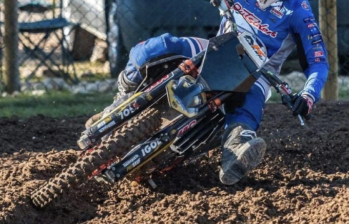Cade improvvisamente dalla moto, ragazzo di 18 anni ferito a Dorno