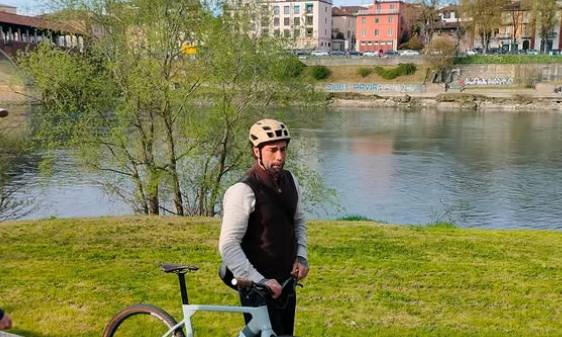 Vittorio Brumotti, guida d’eccezione a Pavia: un giro in bicicletta tra storia e bellezze della città