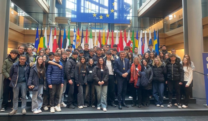 Il Vicepresidente del Senato Centinaio incontra gli studenti del Liceo Golgi di Broni a Strasburgo: “Un po’ di aria di casa”
