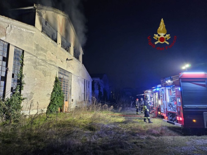 Incendio nell’ex dogana di Voghera, Vigili del Fuoco al lavoro diverse ore per domare le fiamme