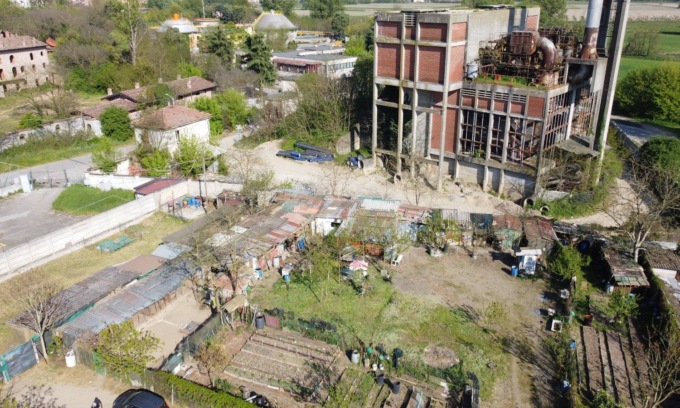 Cani tra le lamiere e galline nel degrado, scoperto allevamento abusivo alle porte di Pavia