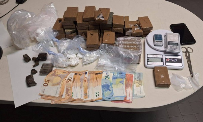 Maxi sequestro di droga a Voghera, 62enne nasconde in cucina oltre 5 chili di hashish