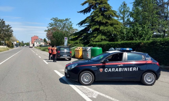 Tentano di evitare il controllo aggredendo i Carabinieri, trovati con droga e contanti