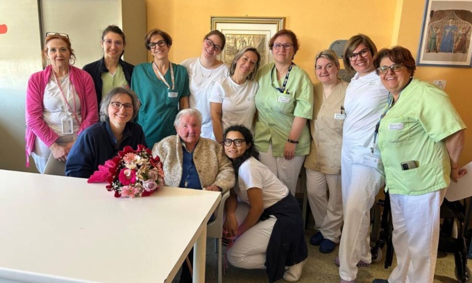 103 anni di vita e passione ostetrica: Ines torna nel reparto di Ostetricia di Vigevano per spegnere le candeline
