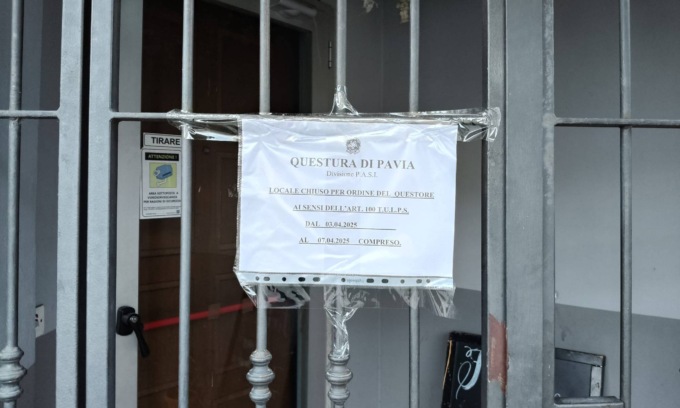 Donna ferita al volto con un taglierino, chiuso bar a Pavia